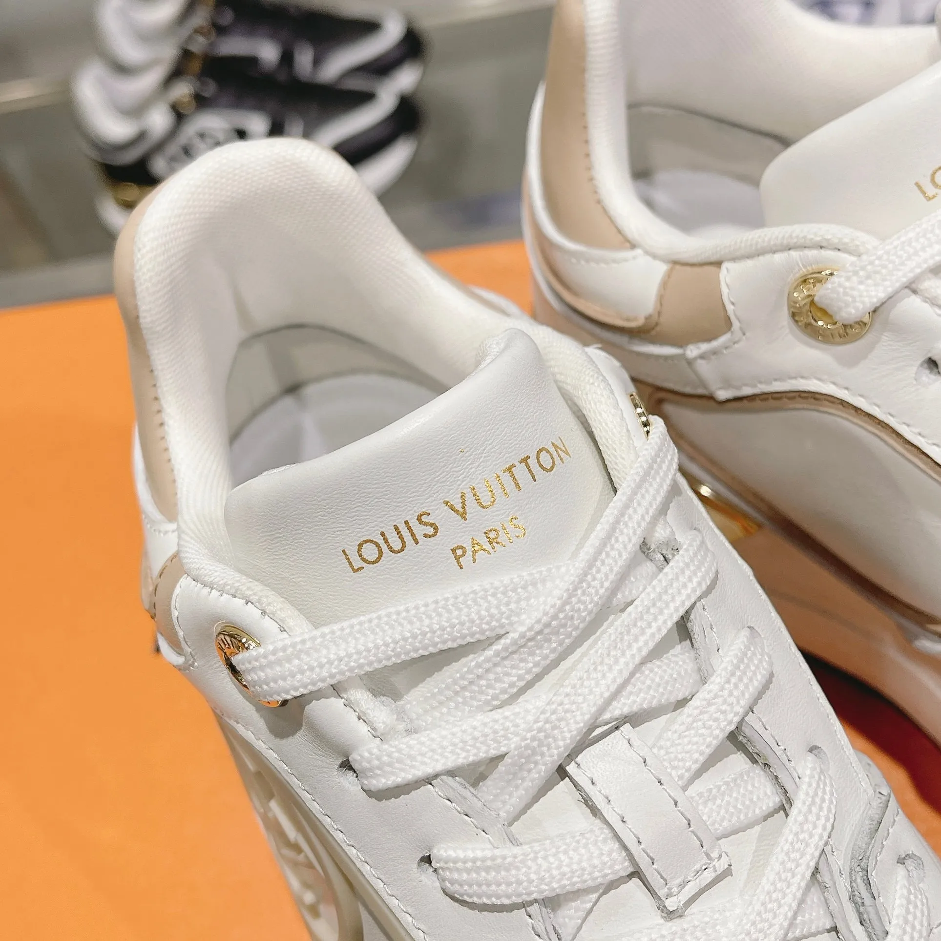 [L Family] P: 760💰Size 35-42 for women, 39-46 for men, (41.42 for women, 45.46 for men, customized) .LV Donkey Brand 🔥🔥LOUIS VUITTON Louis Vuitton's official website synchronizes the 2025 autumn and winter couple's models, which are now on the market, this Neo Run Away sneakers are inspired by running shoes, integrating LV's iconic must-have shoes into the trend. This version is a 1:1 replica of the original version. It is made of two-tone calfskin to highlight its simple lines and unique wedge outsole. Key details include the LV initials on the side and an engraved gold heel stabilizer on the back plus a 2cm hidden insole.
